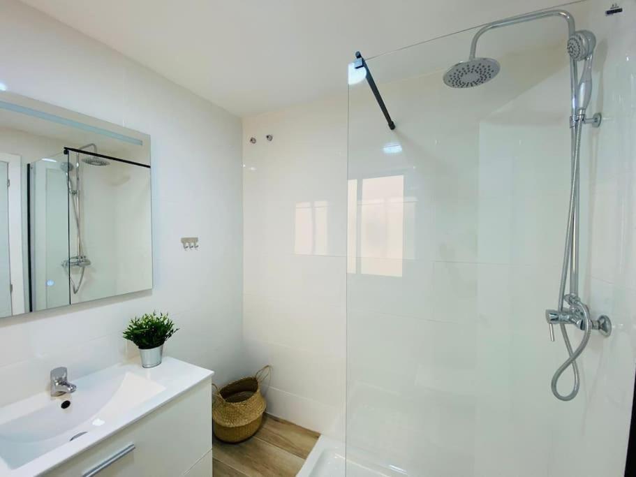 Apartamento Almirante 1º Linea De Playa Con Parking Málaga